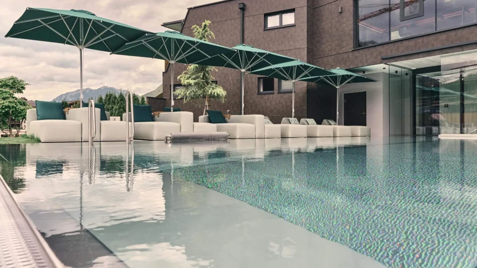 Eleganter Pool mit Sonnenschirmen und Lounge-Möbeln.