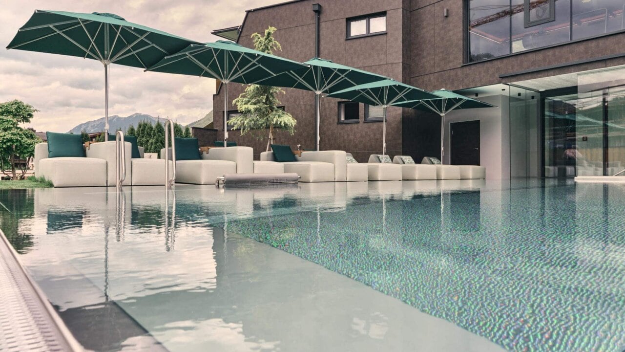 Eleganter Pool mit Sonnenschirmen und Lounge-Möbeln.