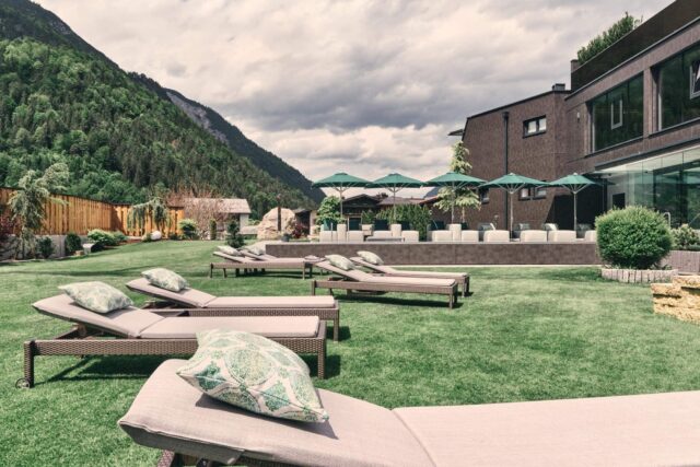 Entspannungsbereich mit Liegen und Sonnenschirmen