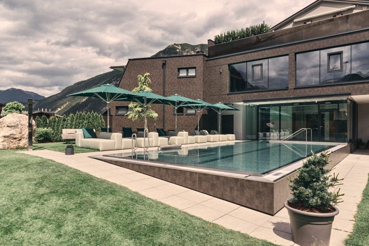 Moderne Villa mit Swimmingpool und Garten