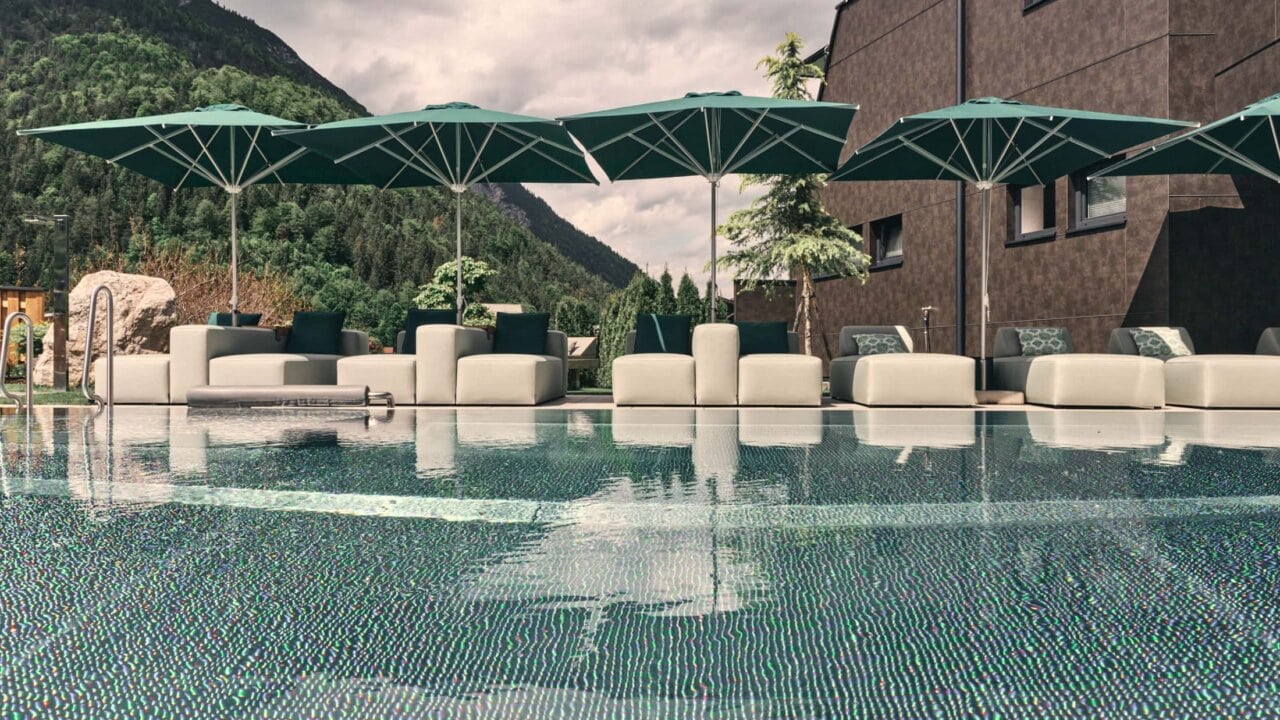 Elegant gestalteter Poolbereich mit Sonnenschirmen