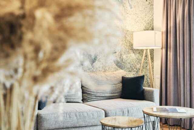 Gemütliches Wohnzimmer mit Sofa und Lampe.