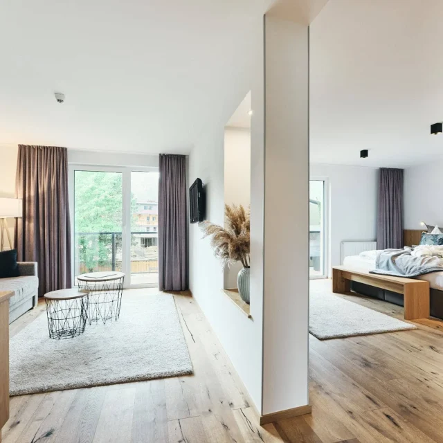 Heller, moderner Wohnraum mit Schlafzimmer