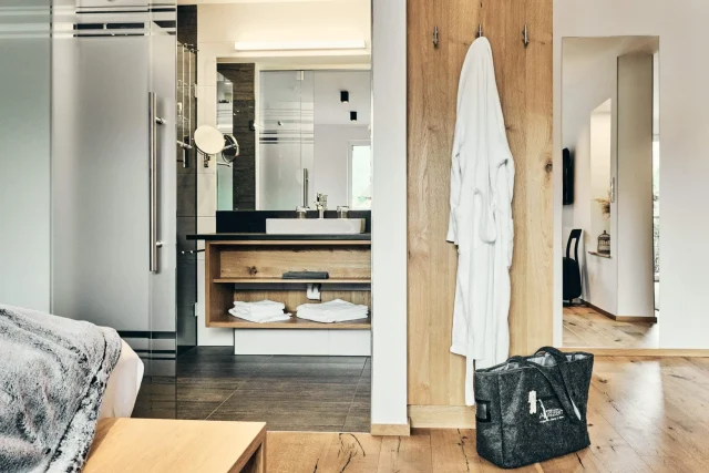 Moderne Badezimmeransicht mit Handtüchern und Bademantel