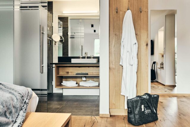 Moderne Badezimmeransicht mit Handtüchern und Bademantel