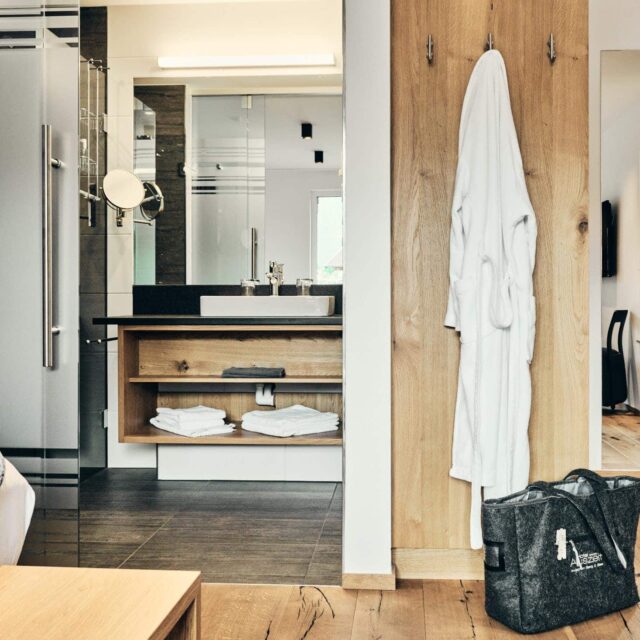 Moderne Badezimmeransicht mit Handtüchern und Bademantel