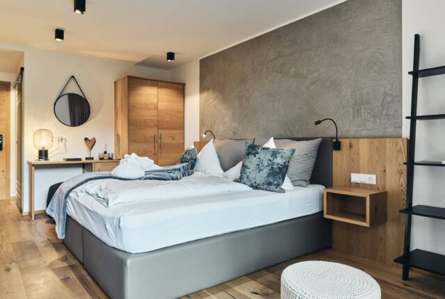 Modernes Schlafzimmer mit Holz und neutralen Farben.
