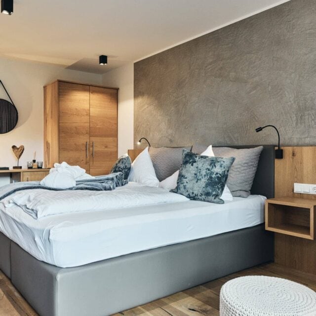 Modernes Schlafzimmer mit Holz und neutralen Farben.