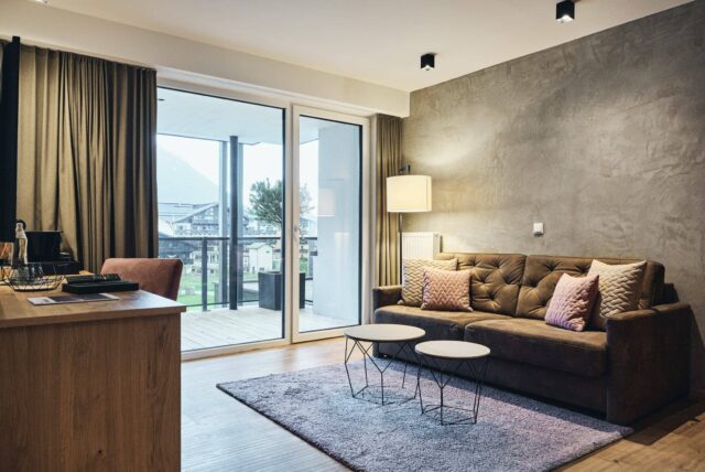 Gemütliches Wohnzimmer mit Sofa und Aussicht