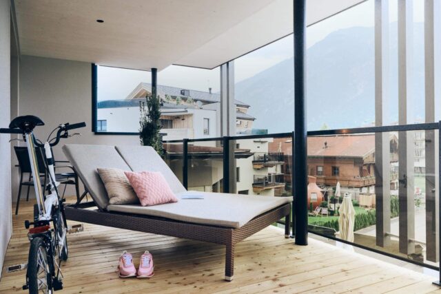 Gemütlicher Balkon mit Liege und Aussicht.