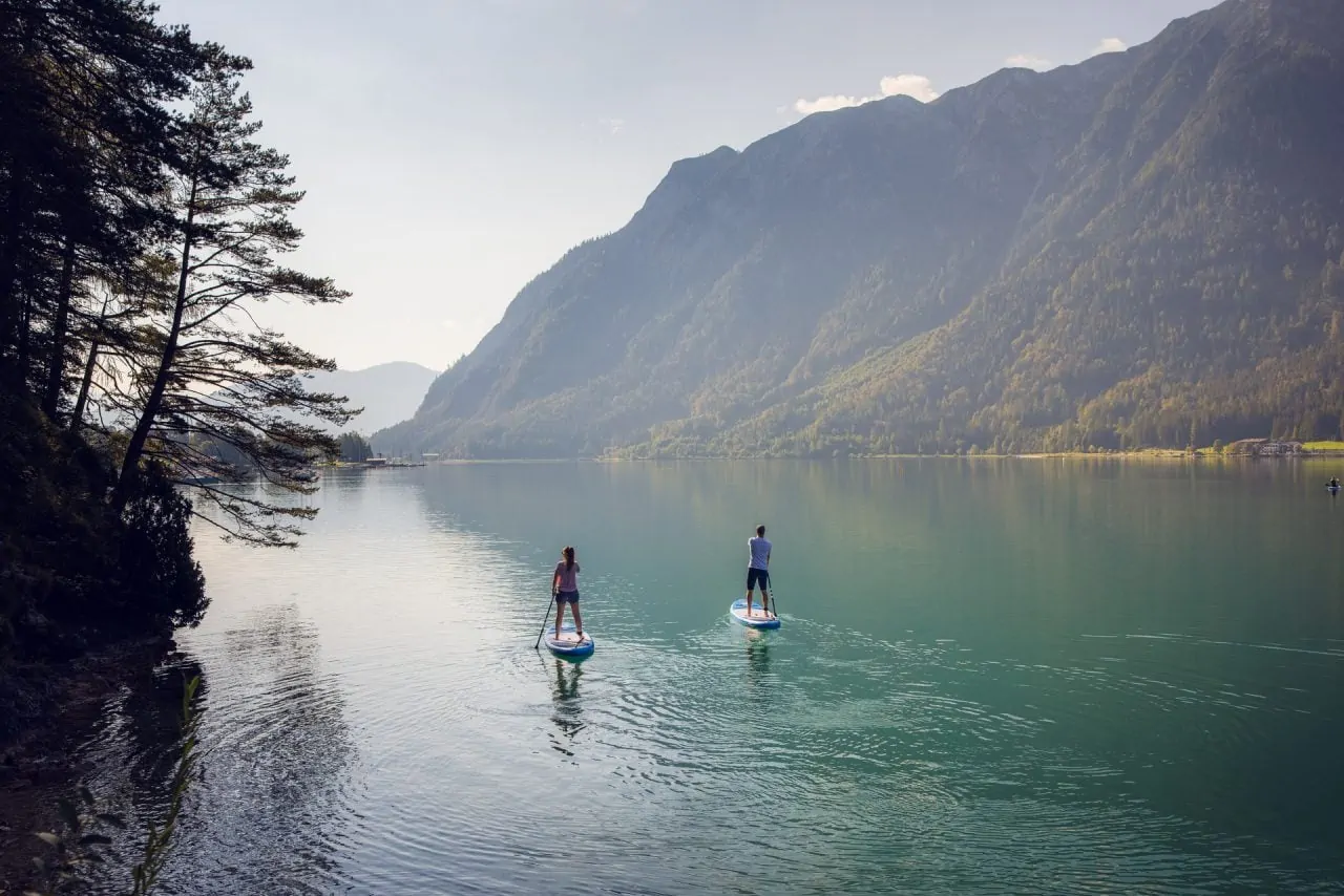 Paddleboarding auf einem ruhigen See in den Bergen