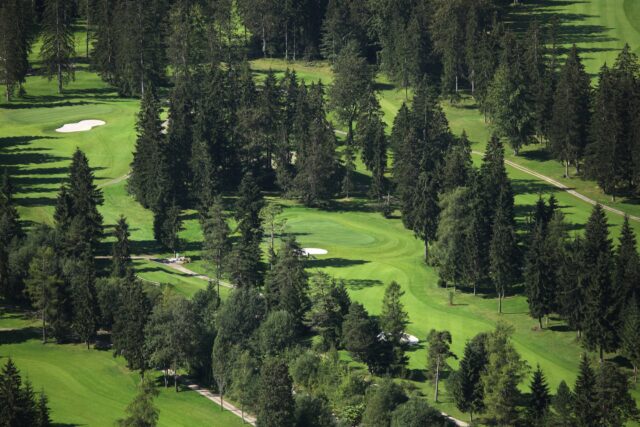 Luftaufnahme eines Golfplatzes mit Bäumen