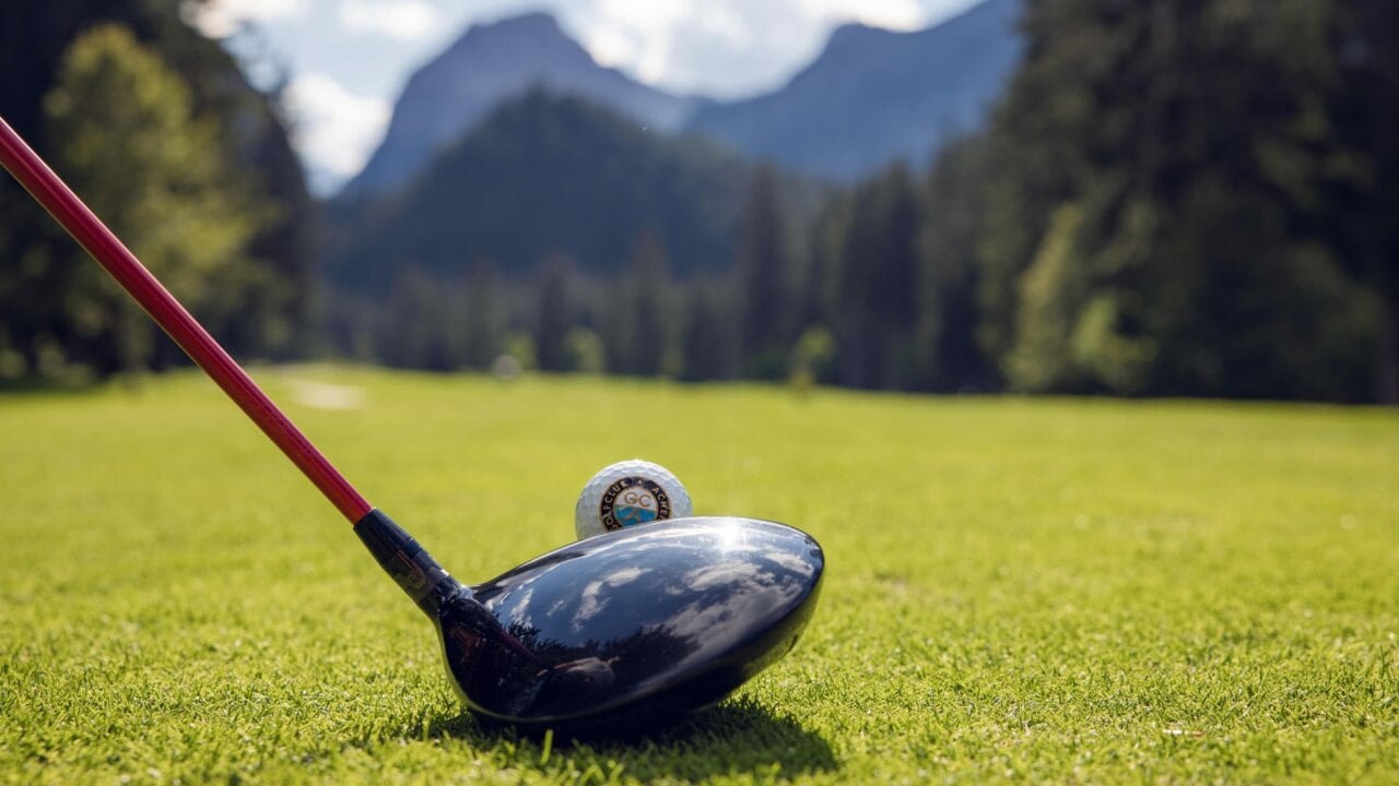 Golfschläger und Ball auf dem Golfplatz