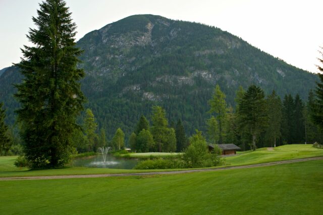 Landschaft mit Berg, Bäumen und Teich