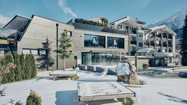 Moderne Architektur in einer winterlichen Landschaft