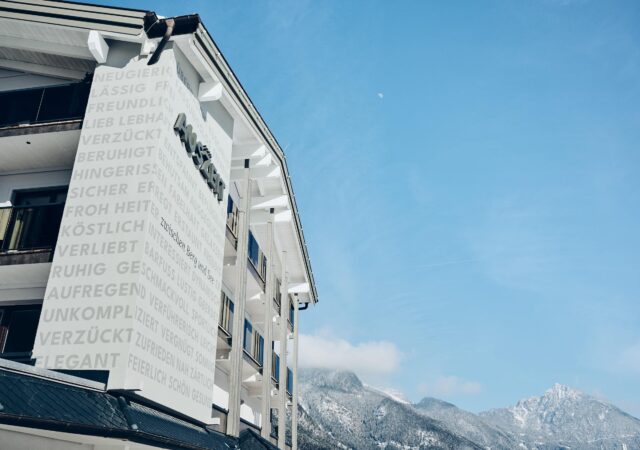 hotel auszeit winter aussenansicht spruch