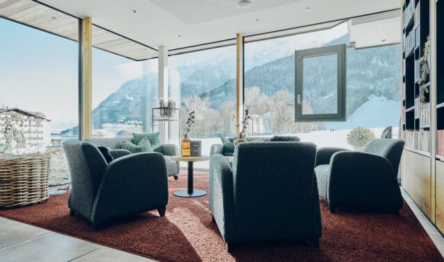 Gemütlicher Wohnbereich mit Aussicht auf Berge.