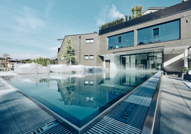 Moderner Pool mit glasklarer Wasseroberfläche