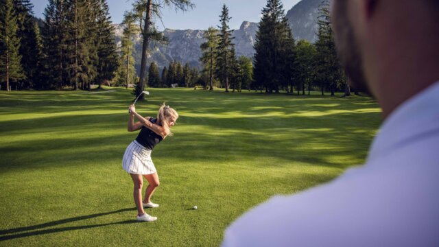 Golfspielerin auf dem Golfplatz im Freien.