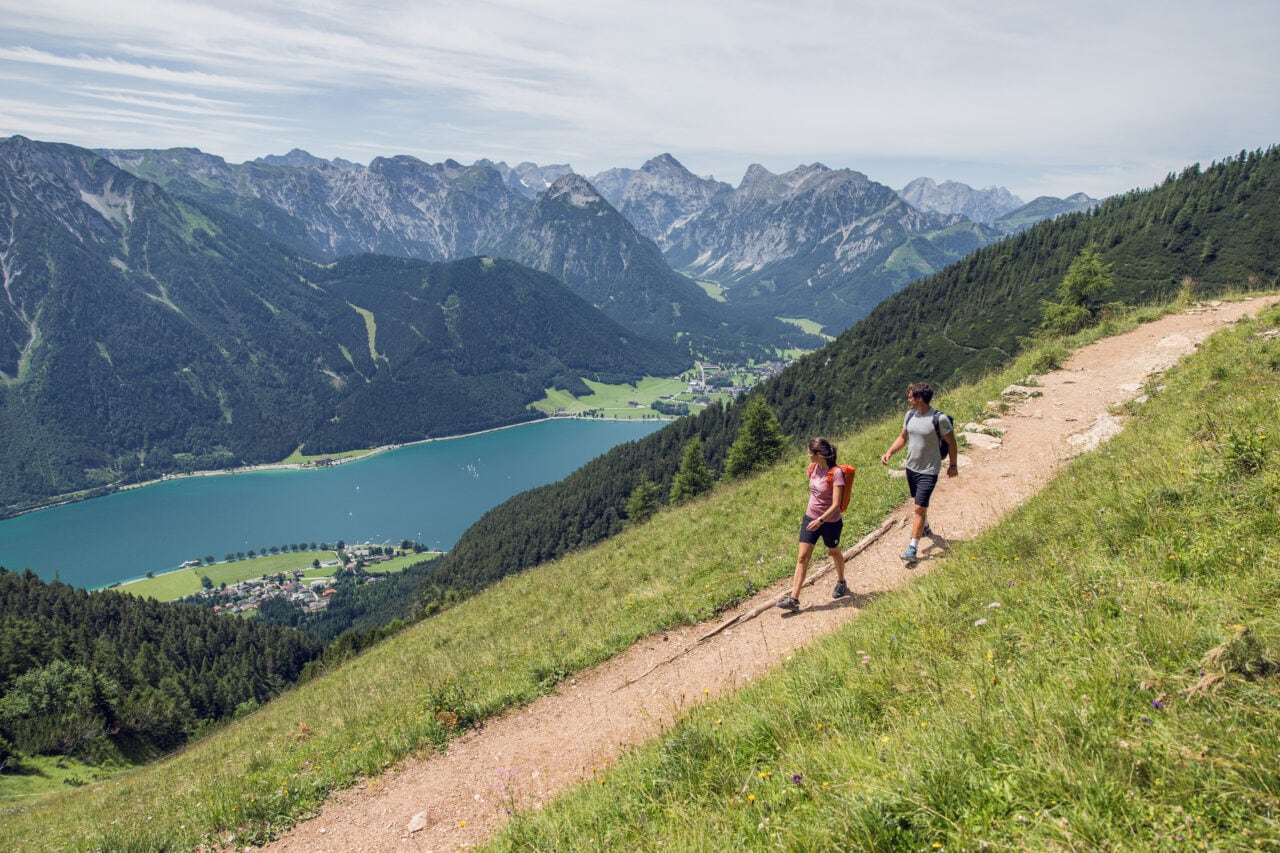 Wanderer auf einem Bergweg mit Aussicht