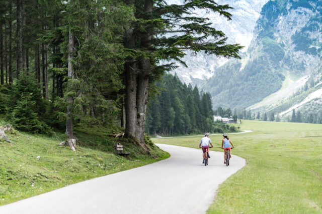 Zwei Radfahrer in einer malerischen Landschaft