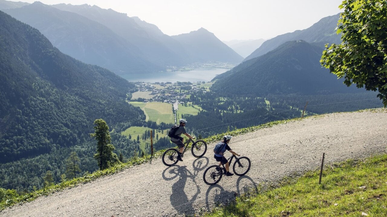 Zwei Radfahrer auf einem Bergweg