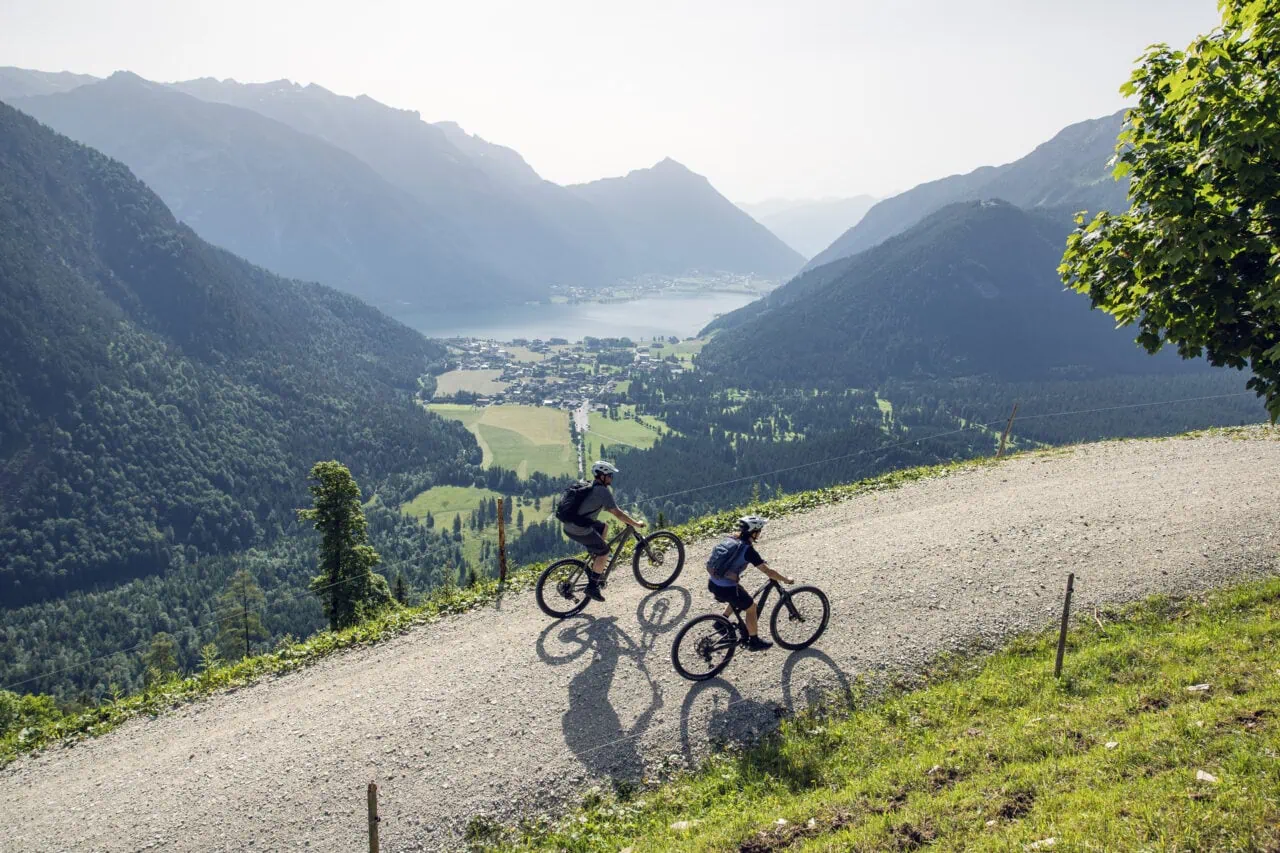 Zwei Radfahrer auf einem Bergweg