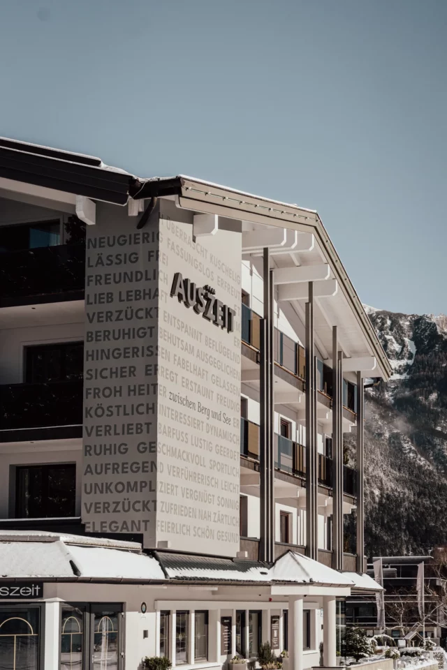 Moderne Fassade eines Hotels in den Bergen.