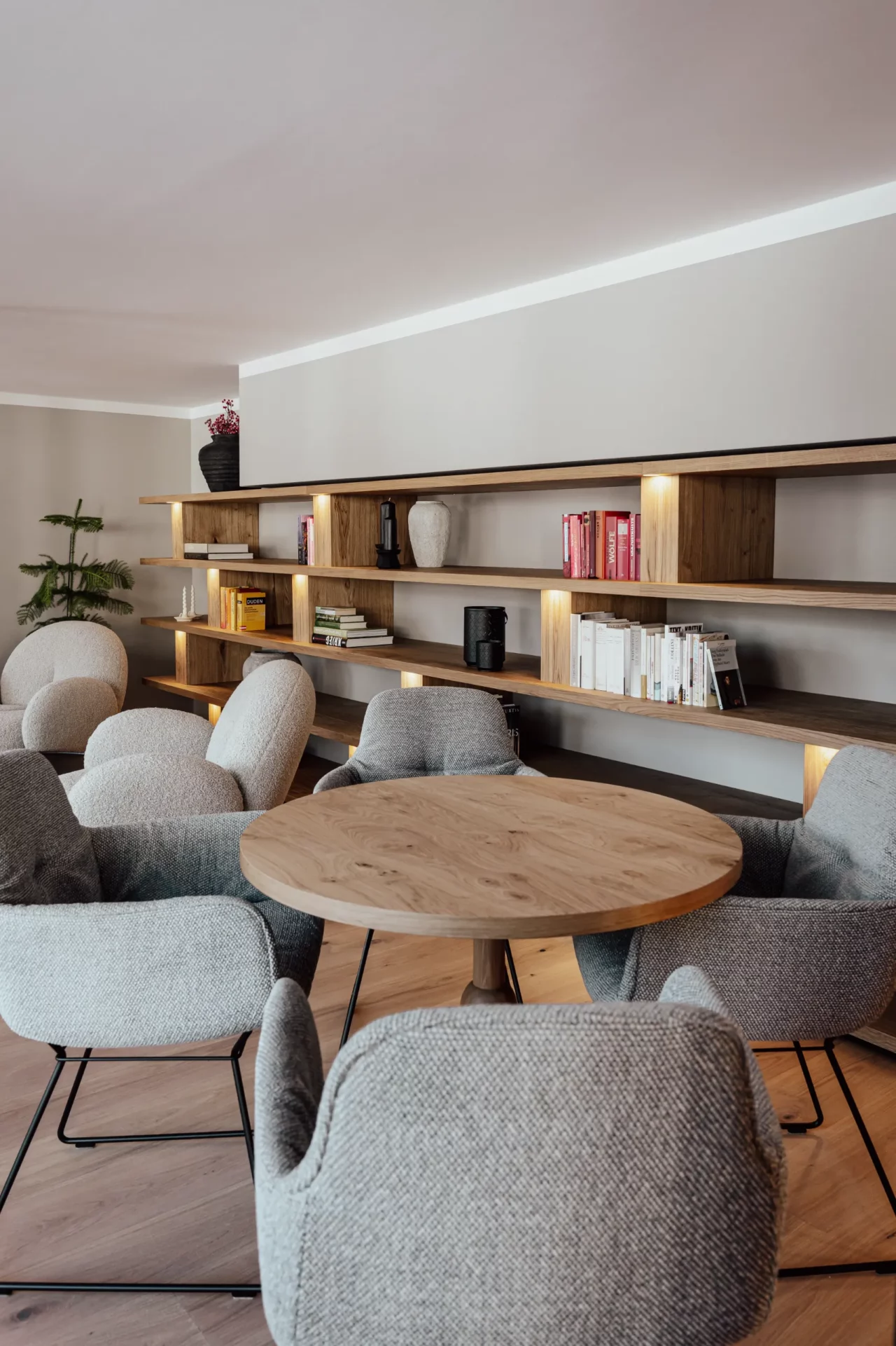 Moderne Sitzgruppe mit Tisch und Bücherregal