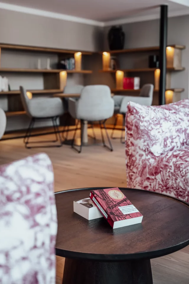 Gemütlicher Wohnraum mit Bücherregal und Tisch