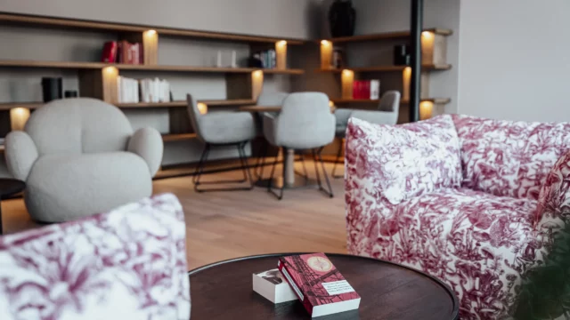 Moderne Wohnzimmer mit gemütlichen Möbeln und Bücherregalen.