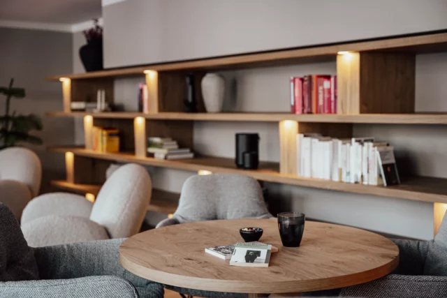 Gemütlicher Raum mit Bücherregal und Tisch