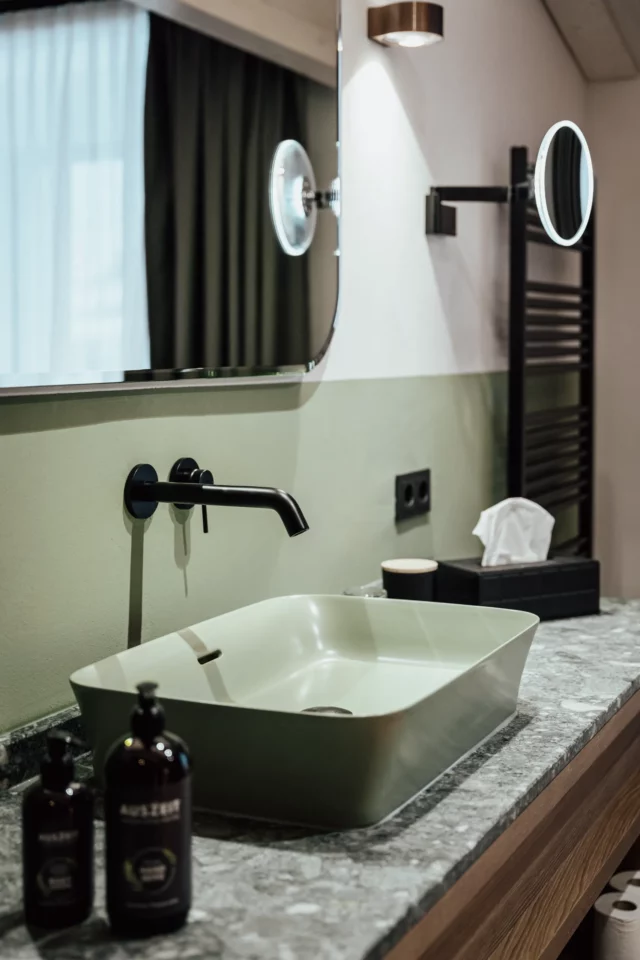 Moderne Badezimmeransicht mit Waschbecken und Spiegel.