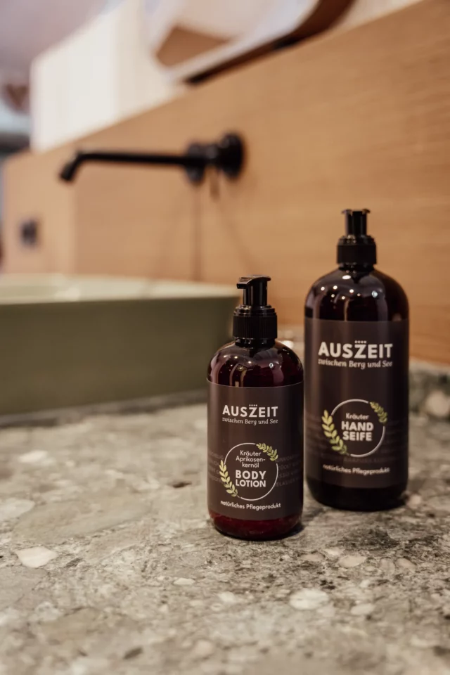 Naturprodukte für Hautpflege auf Marmoroberfläche