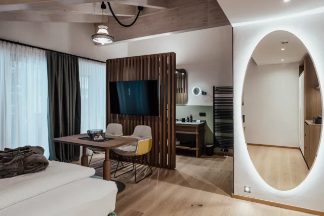 Modernes Wohnambiente mit schöner Einrichtung.