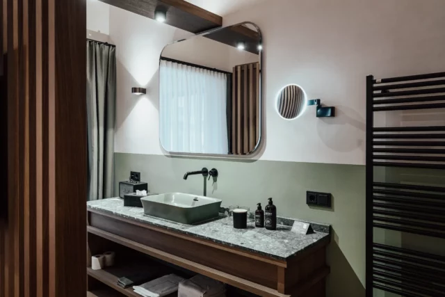 Modernes Badezimmerinterieur mit elegantem Waschbecken