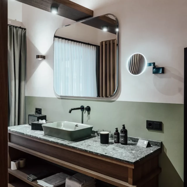 Modernes Badezimmerinterieur mit elegantem Waschbecken
