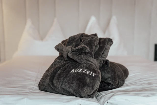 Gemütlicher Bademantel auf einem Bett