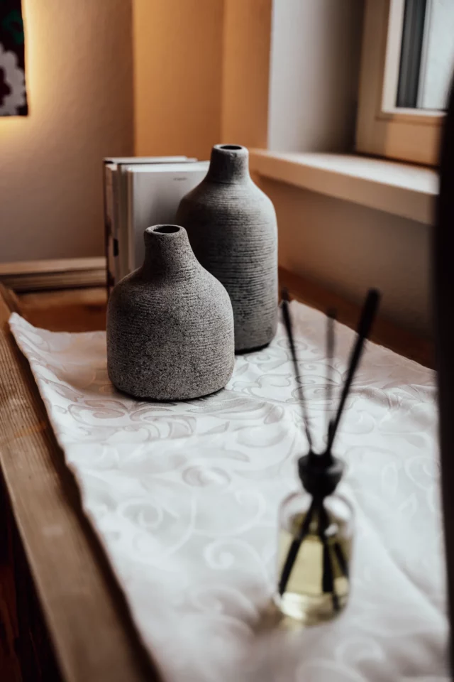 Zwei stilvolle Vasen und ein Duftstäbchen