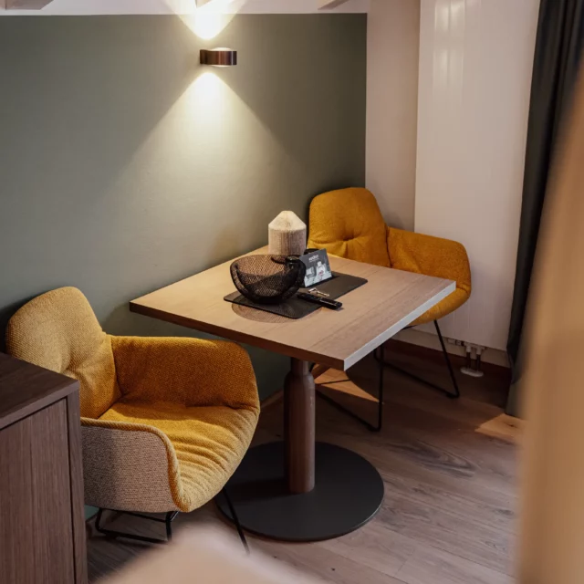 hotel auszeit panoramazimmer detail 08 Gemütlicher Essbereich mit gelben Stühlen