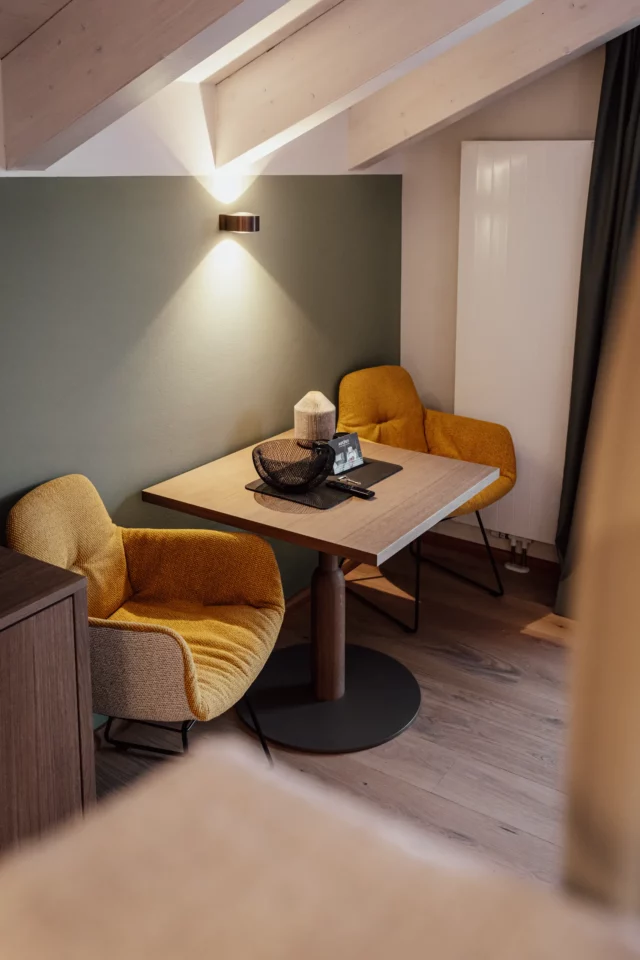 Gemütlicher Essbereich mit gelben Stühlen