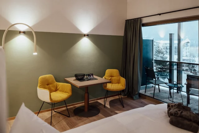 Moderne Sitzecke mit Blick auf die Terrasse