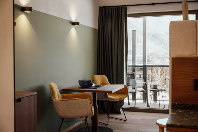 Gemütliches Wohnambiente mit Tisch und Stühlen.