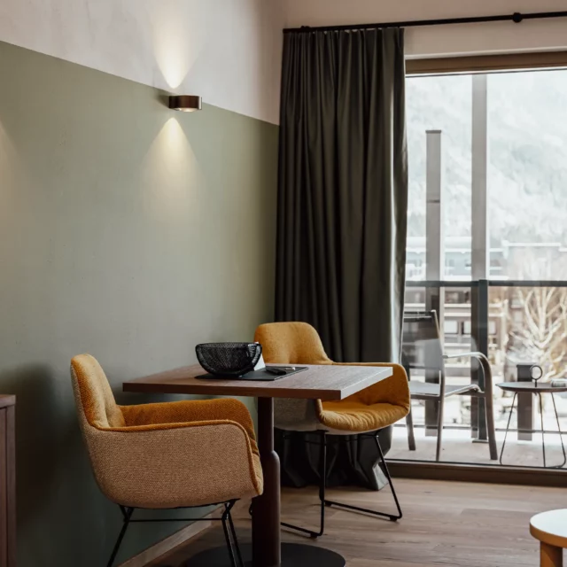 Gemütliches Wohnambiente mit Tisch und Stühlen.