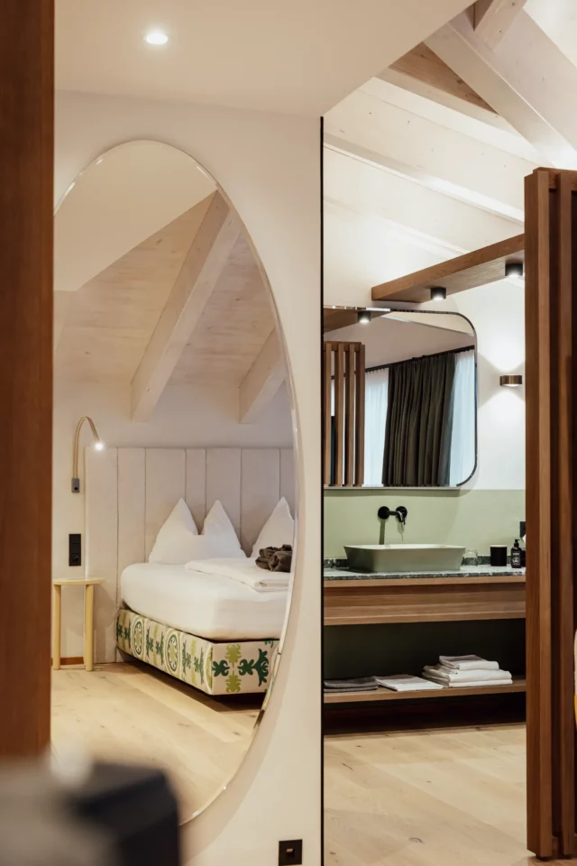 Modernes Schlafzimmer mit elegantem Badbereich.