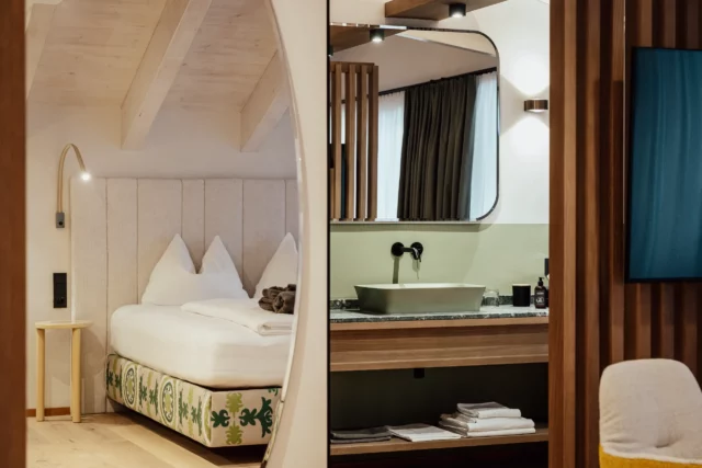 Modernes Zimmer mit Bett und Badbereich.