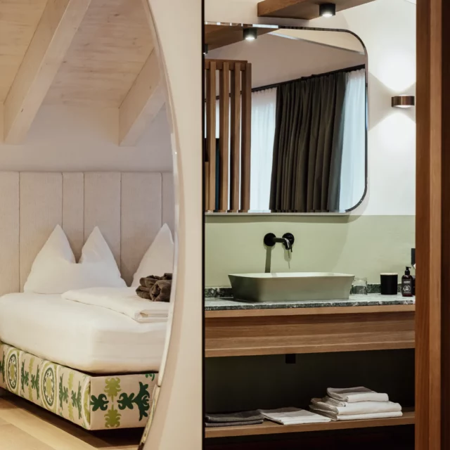 Modernes Zimmer mit Bett und Badbereich.