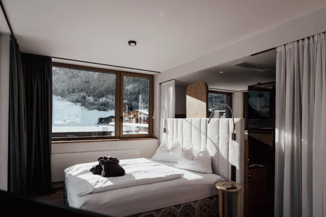 Gemütliches Schlafzimmer mit Blick auf Schneeberge.