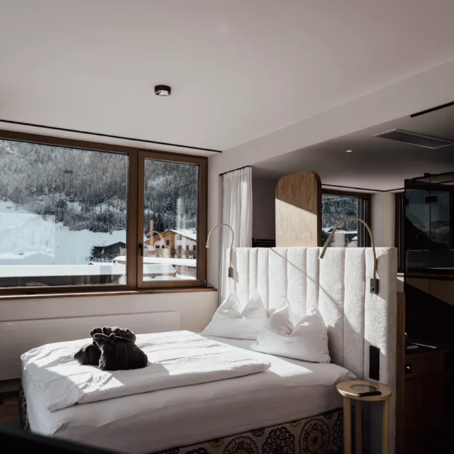 Gemütliches Schlafzimmer mit Blick auf Schneeberge.