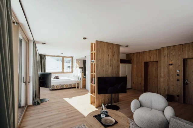 Modernes Zimmer mit Holzoberflächen und großen Fenstern